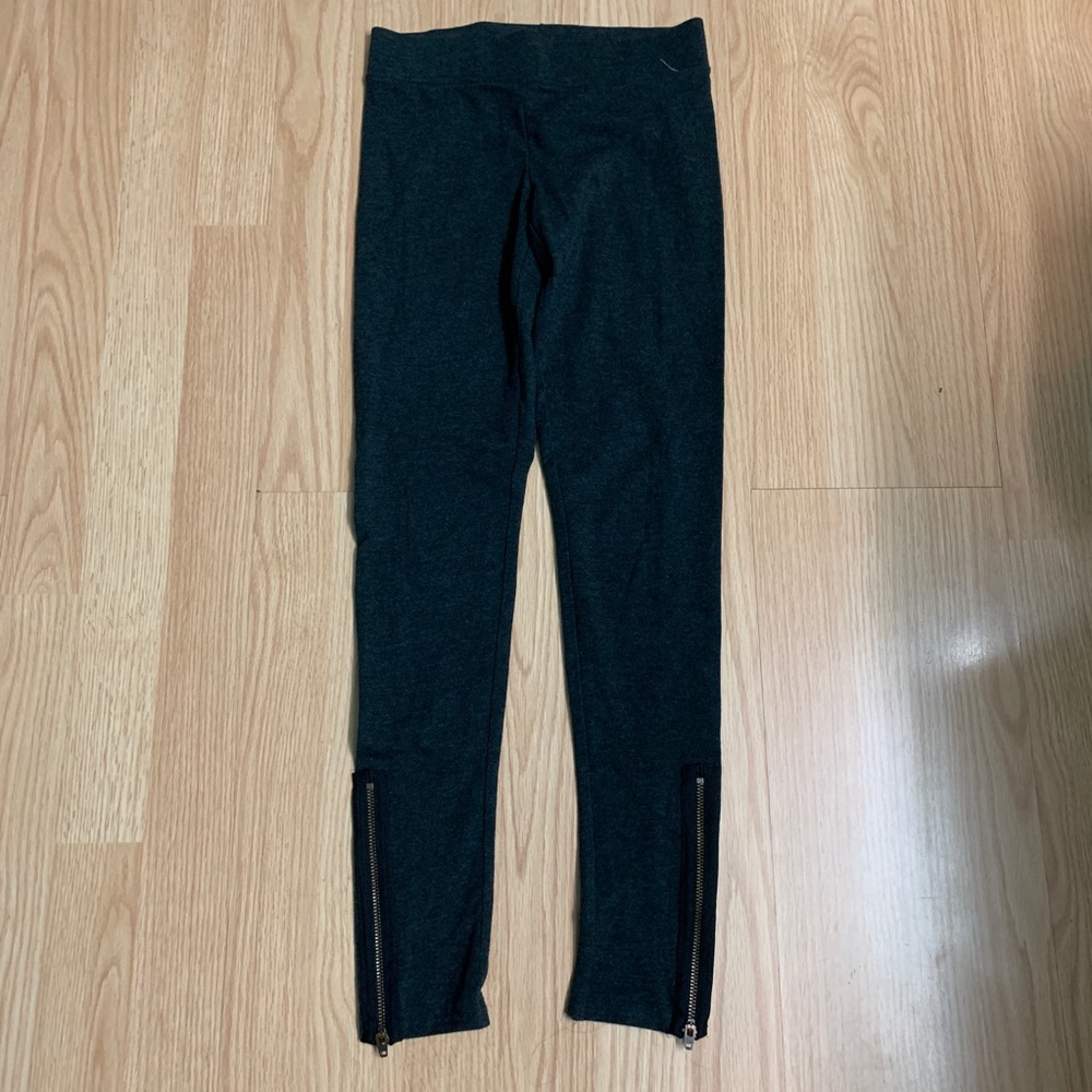 AE Gray legging with zipper. Never worn before.